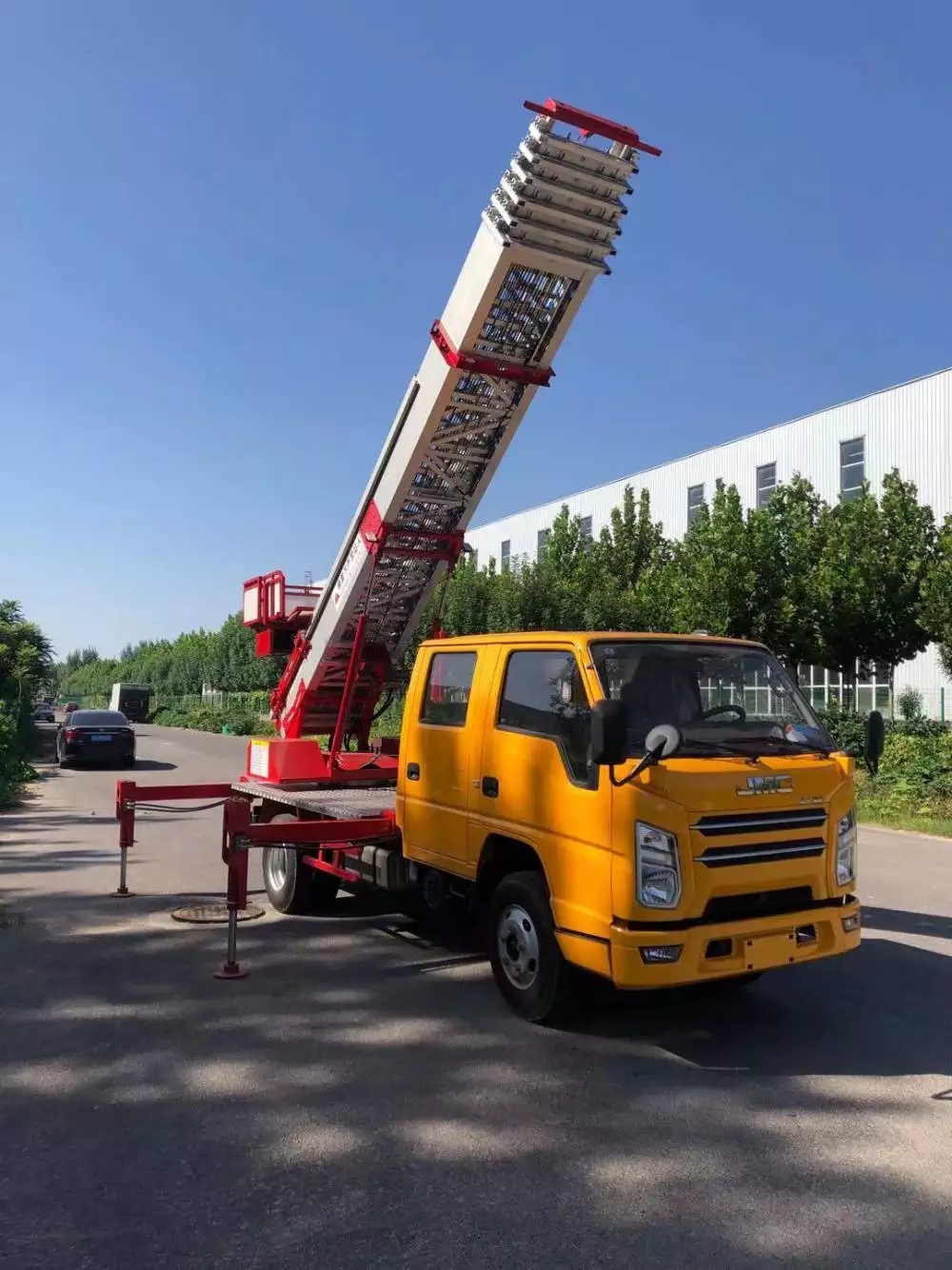 淄博附近的云梯车出租服务：轻松解决高空作业需求